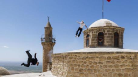 red-bull-atletleri-hazal-irmak-ve-lilou-ruel-tarihi-mardin-catilarinda-hudutlari-zorladi
