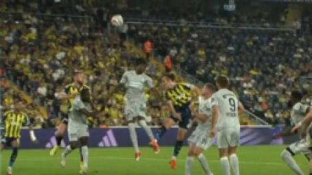 fenerbahce-kocaelispor-macinin-tartismali-pozisyonu-trio-yorumladi-net-penalti-4