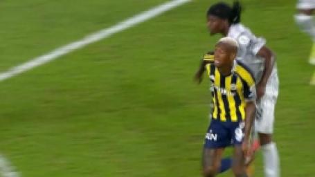 fenerbahce-kocaelispor-macinin-tartismali-pozisyonu-trio-yorumladi-net-penalti-7