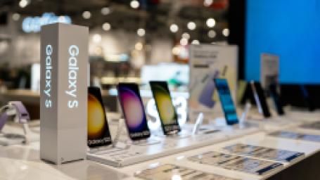 daha-evvel-bu-turlu-bir-samsung-telefon-hic-olmamisti-ekim-ayinda-geliyor