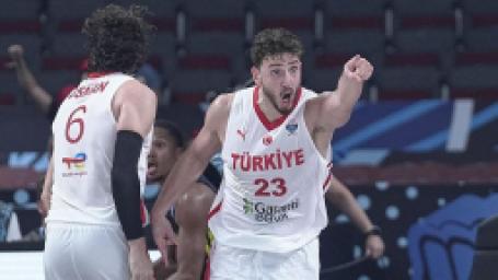 12-dev-adam-yari-final-icin-alana-cikiyor