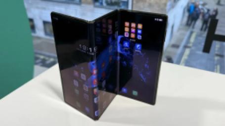 samsungun-uce-katlanan-telefonunun-cikis-tarihi-ve-fiyati-netlesiyor-1