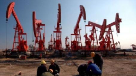 petrol-fiyatlari-arz-fazlasi-endiseleriyle-geriledi
