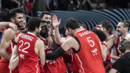 12-dev-adam-yunanistani-ezdi-gecti-usta-isimden-ovgu-dolu-kelamlar-geldi-antetokoumpoyu-alandan-sildi-2