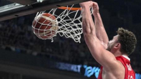 12-dev-adam-yunanistani-ezdi-gecti-usta-isimden-ovgu-dolu-kelamlar-geldi-antetokoumpoyu-alandan-sildi-4