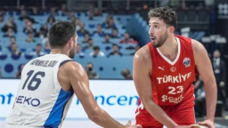 12-dev-adam-yunanistan-karsisinda-tarih-yazdi-avrupa-basini-hayran-kaldi-sert-bir-ders-ezip-gecti-1