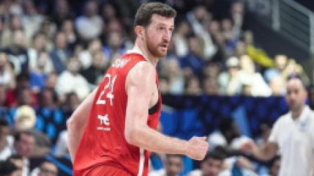 12-dev-adam-yunanistan-karsisinda-tarih-yazdi-avrupa-basini-hayran-kaldi-sert-bir-ders-ezip-gecti-2