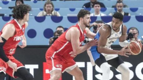 12-dev-adam-yunanistan-karsisinda-tarih-yazdi-avrupa-basini-hayran-kaldi-sert-bir-ders-ezip-gecti-3