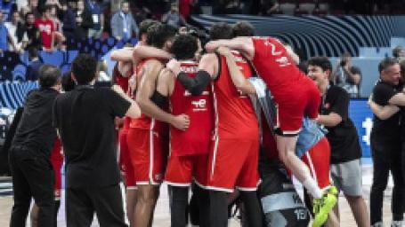 12-dev-adam-yunanistan-karsisinda-tarih-yazdi-avrupa-basini-hayran-kaldi-sert-bir-ders-ezip-gecti-4