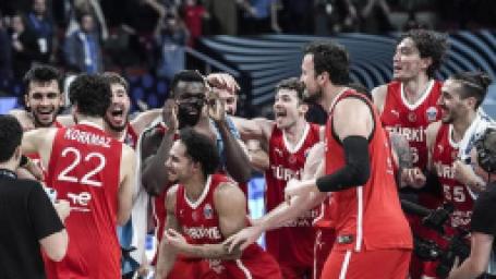 alperen-sengun-kurtlarini-doktu-eurobaskette-finale-cikan-12-devam-adamdan-erik-kismiyla-kutlama-1