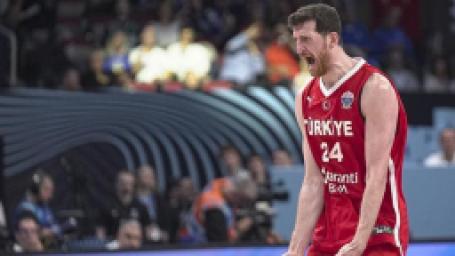 alperen-sengun-kurtlarini-doktu-eurobaskette-finale-cikan-12-devam-adamdan-erik-kismiyla-kutlama-2