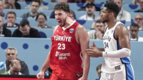 alperen-sengun-kurtlarini-doktu-eurobaskette-finale-cikan-12-devam-adamdan-erik-kismiyla-kutlama-3