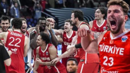 12-dev-adam-avrupa-sampiyonlugu-icin-parkeye-cikiyor-usta-isimden-ovgu-dolu-kelamlar-simdiden-tarihe-gecti-bile