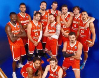 12-dev-adam-avrupa-sampiyonlugu-icin-parkeye-cikiyor-usta-isimden-ovgu-dolu-kelamlar-simdiden-tarihe-gecti-bile-1