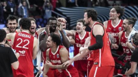 12-dev-adam-avrupa-sampiyonlugu-icin-parkeye-cikiyor-usta-isimden-ovgu-dolu-kelamlar-simdiden-tarihe-gecti-bile-3