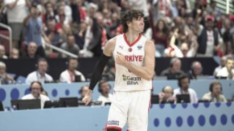12-dev-adamda-kaybedilen-final-sonrasi-cedi-osman-ve-esi-ebru-sahin-gozyaslarini-tutamadi-1