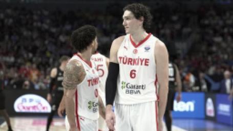 12-dev-adamda-kaybedilen-final-sonrasi-cedi-osman-ve-esi-ebru-sahin-gozyaslarini-tutamadi-2