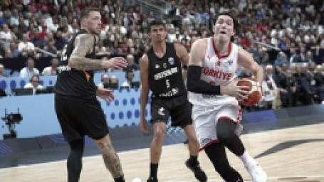 12-dev-adamda-kaybedilen-final-sonrasi-cedi-osman-ve-esi-ebru-sahin-gozyaslarini-tutamadi-3