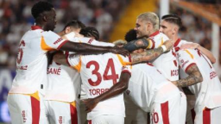 galatasaraydan-tarihi-galibiyet-super-ligde-bir-birinci-1