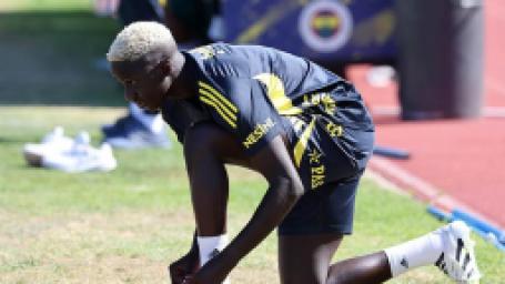fenerbahcede-yeni-transfer-abdou-aziz-fall-kampa-katildi