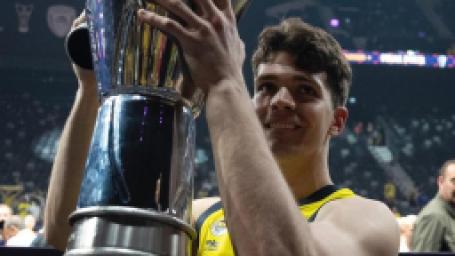 fenerbahcede-yeni-mukavele-resmen-aciklandi-3-yillik-imza