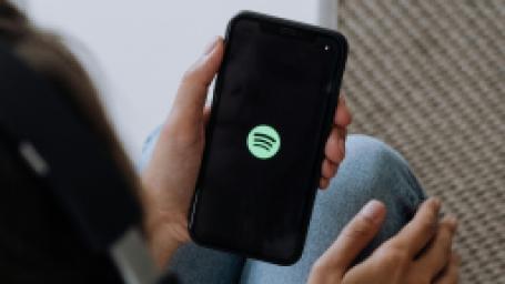 spotifyda-yeni-yapay-zeka-skandali-olmus-bir-sanatkardan-yeni-muzik